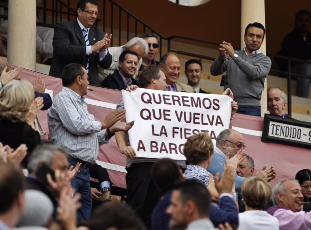 Una pancarta en la Maestranza en apoyo a los toros en Barcelona.