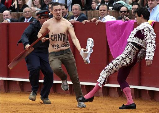 Dos antitaurinos se lanzan al ruedo en el arrastre del primero.