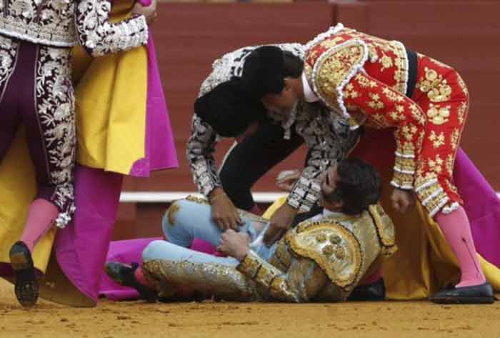 Juan José Padilla, tras la primera fuerte voltereta.