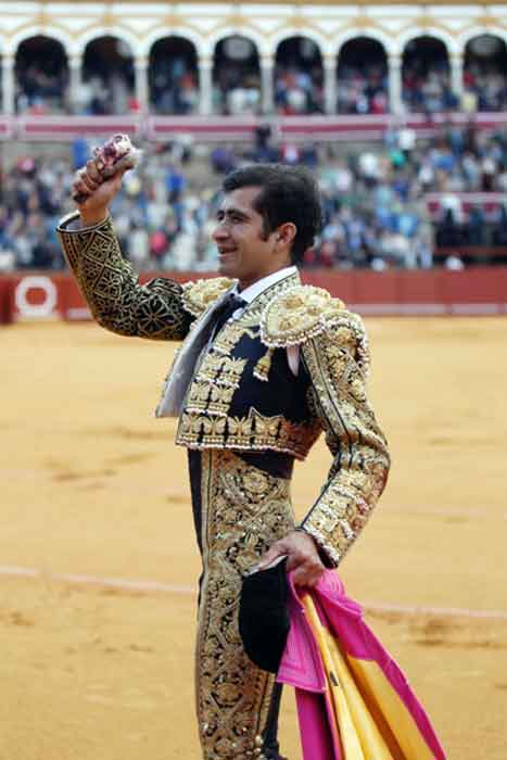 Joselito Adame, con la oreja del cuarto. (FOTO: Arjona/lamaestranza.es)