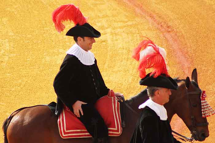 Manolo García sustituía hoy al habitual alguacilillo Javier Zulueta.