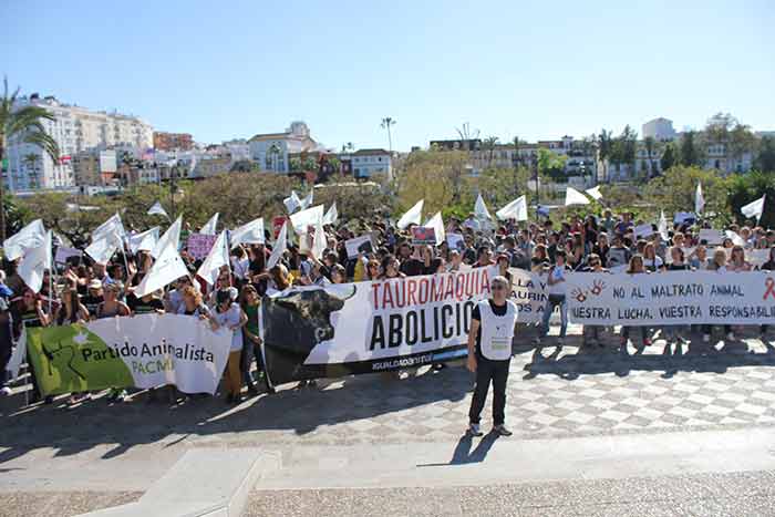 Los antitaurinos llegaron hasta la explanada de Torre del Oro, a unos 280 metros de la plaza,