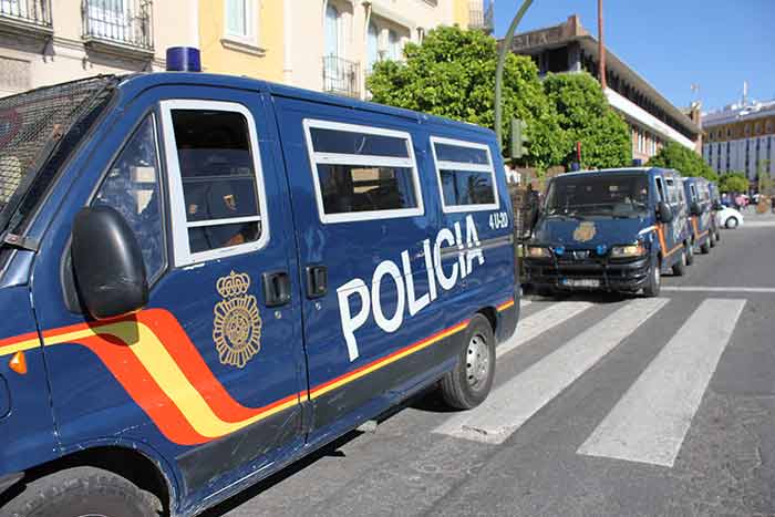 Fuerte despliegue policial para controlar la manifestación antitaurina.