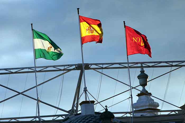 Banderas al viento: Andalucía, España y Sevilla