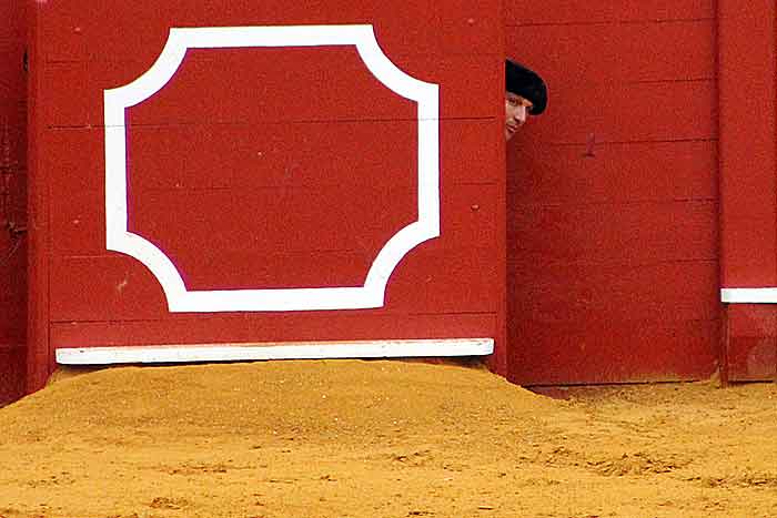 El banderillero aconssejando con discreción al matador.