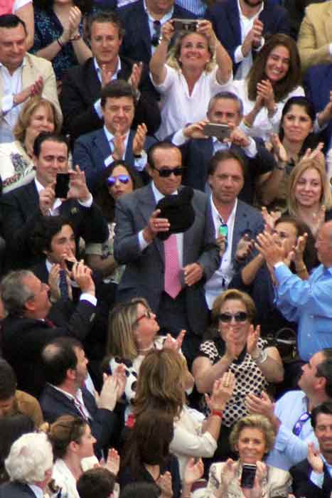 Curro recibe una enorme ovación.