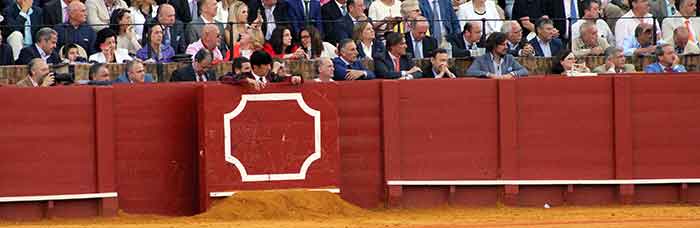 Los que han ocupado hoy (de gañote, gratis a los toros) el díscolo y verbenero burladero de la Junta de Andalucía.