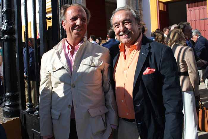 El ganadero Cebada Gago con el periodista Pedro Javier Cáceres.