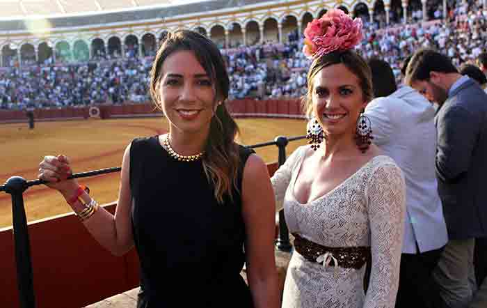 Jóvenes y guapas aficionadas de Tertulia Taurina Universitaria.