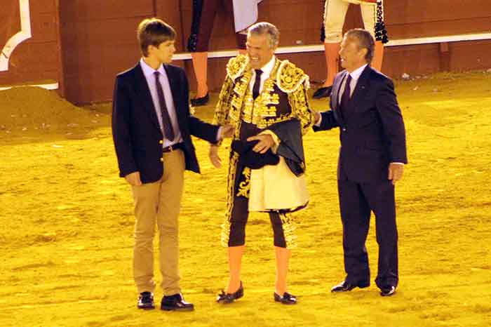 El hijo y el padre de Espartaco le cortan la coleta al acabar la corrida.