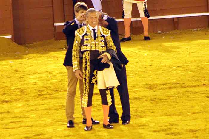 El hijo y el padre de Espartaco le cortan la coleta al acabar la corrida.