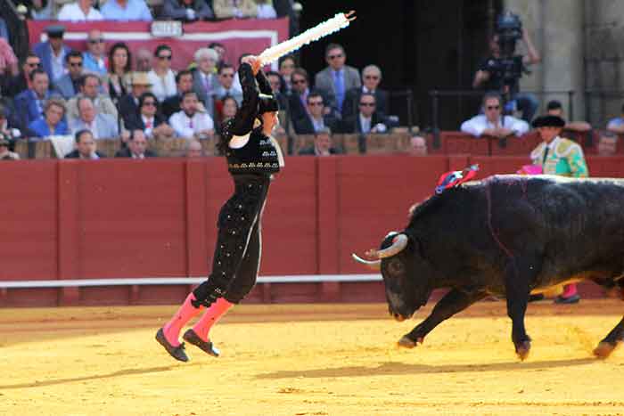 Saludó el banderillero sevillano Curro Robles.