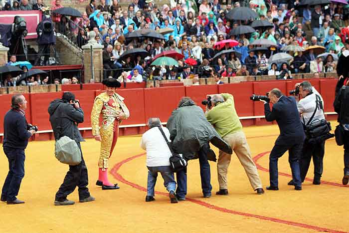 Los fotógrafos rodean a Dávila Miura al inciar paseíllo.