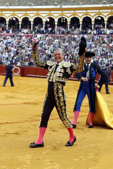 Espartaco pasea la primera de las dos orejas ganadas hoy en su adiós al toreo. (FOTO: lamaestranza.es)