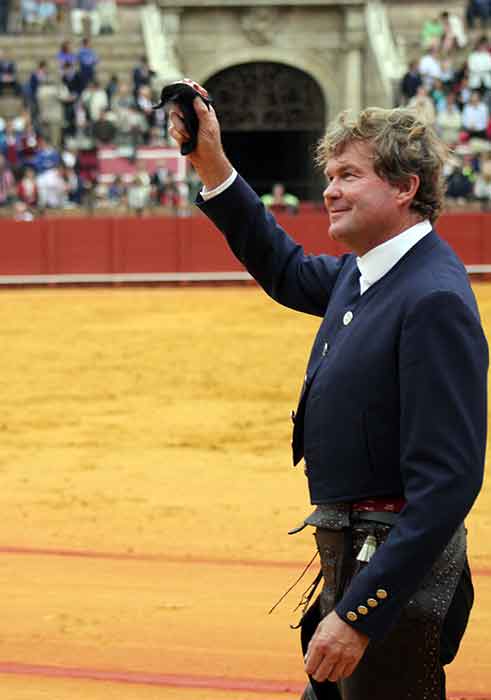 Fermín Bohórquez, con la oreja del primero. (FOTO: Javier Martínez)