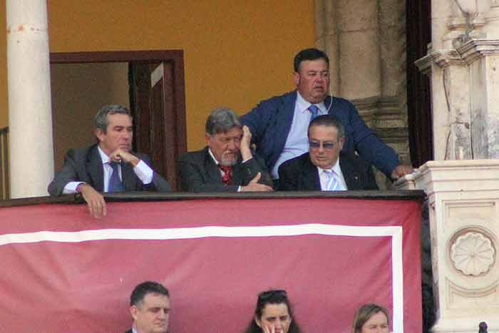 El presidente Gabriel Fernández Rey se contagia del aburrimiento.