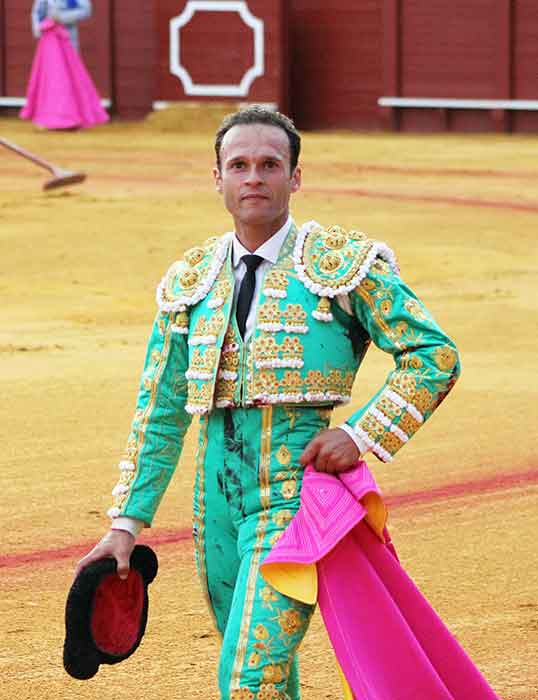 Antonio Ferrera, en la apateósica vuelta al ruedo en el cuarto tras firmar la faena candidata a la 'Mejor faena' de la Feria. (FOTO: Javier Martínez)