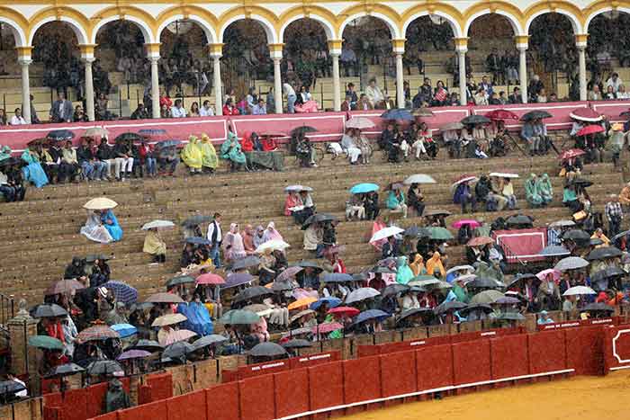 Media plaza cubierta, festejo incómodo con fresco, viento y lloviznas a ratos.