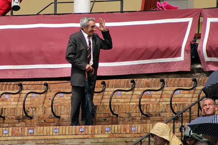 El popular Abelardo, animador profesional en los tendidos de las plazas.