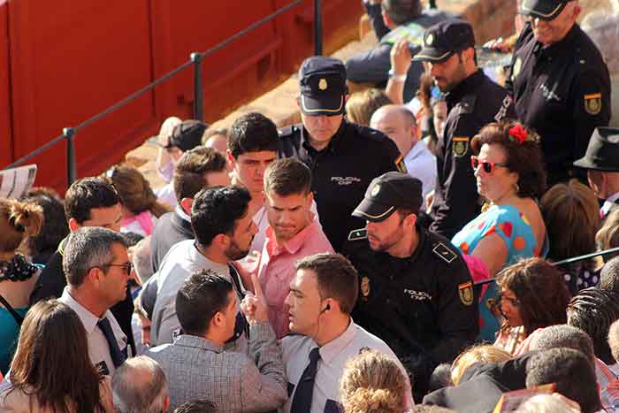 La aglomeración provoca la intervención de la Polícía en el tendido.