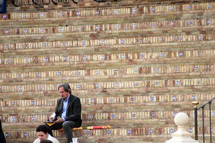 El periodista Javier Hurtado, en la soledad del tendido de sombra.