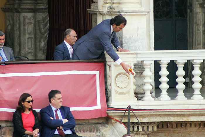 El presidente lanza la llave de los toriles a los alguacilillos para que la entreguen al torilero.