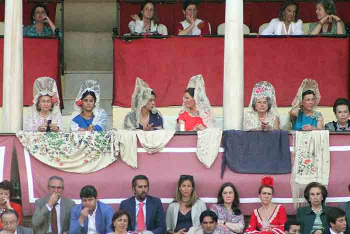 Señoras ataviadas con mantillas en los toros.