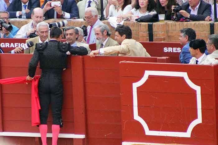 Manzanares le brinda un toro al equipo de médicos.