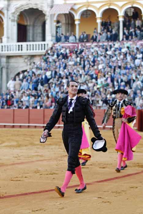 Manzanares, con la primera de las dos orejas que ha cortado hoy en Sevilla. (FOTO: Arjona/lamaestranza.es)