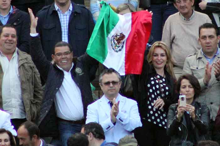 La alegría de los mexicanos por la oreja ganado por Adame.