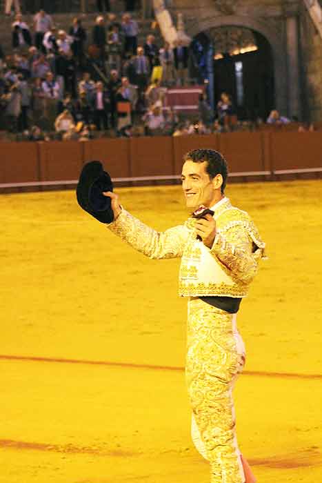 El sevillano Pepe Moral, con la oreja del último toro de Montalvo. (FOTO: Javier Martínez)