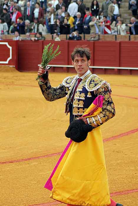 Antonio Nazaré, tras cortar la oreja del cuarto. (FOTO: Javier Martínez)