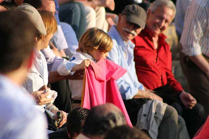 Un niño torero, el más aplaudido por sus lances en el tendido.