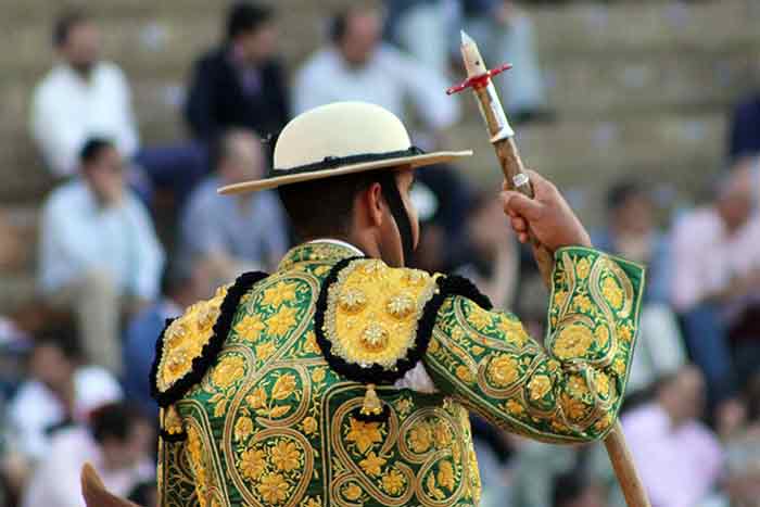 Un picador y su puya aguardan haciendo la puerta.