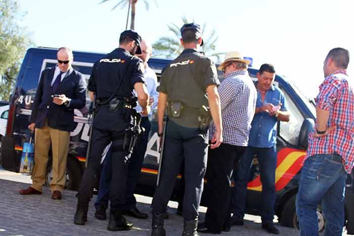 La Policía interviene un pocisble caso de sospechosos de reventa ilegal de entradas.