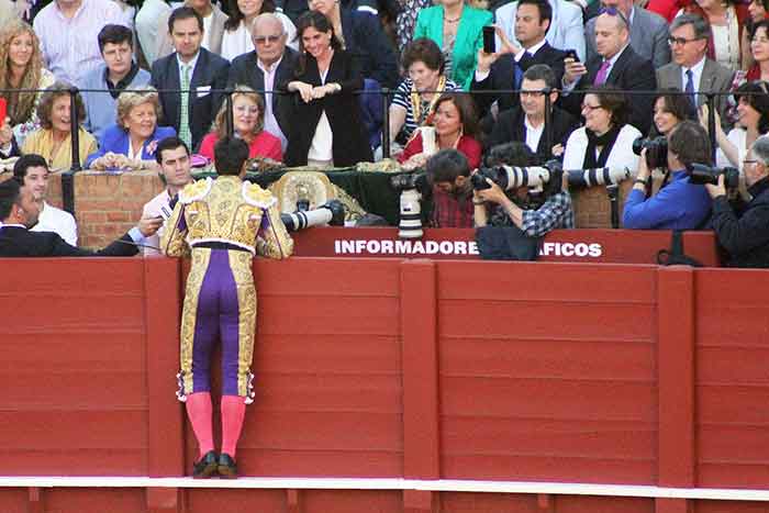 Francisco Rivera Ordóñez le brinda el toro a su mujer,