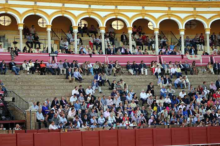 Mucho cemento con huecos libres en los tendidos de sombra pares.