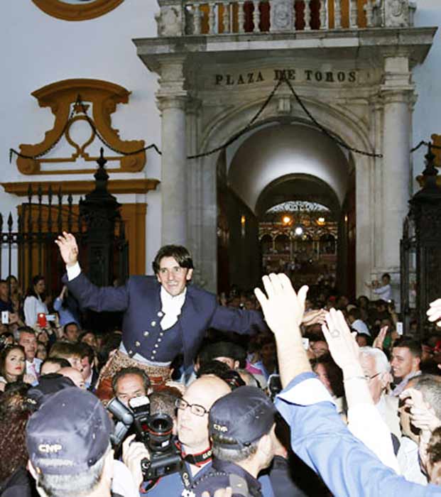 Diego Ventura, por décima vez hoy por la Puerta del Príncipe. (FOTO: Arjona/lamaestranza.es)