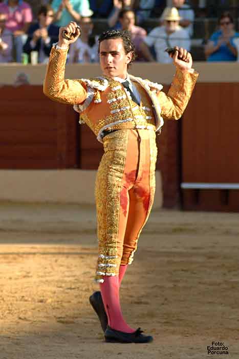 El novillero peruano Joaquín Galdós, con las dos orejas de su primero en Osuna. (FOTO: Eduardo Porcuna)