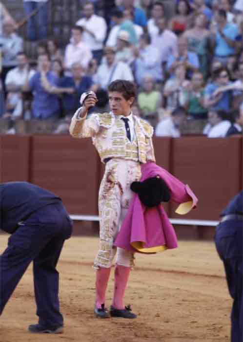 Ginés Marín, con la oreja del quinto, hoy en la Sevilla. (FOTO: Arjona/lamaestranza.es)