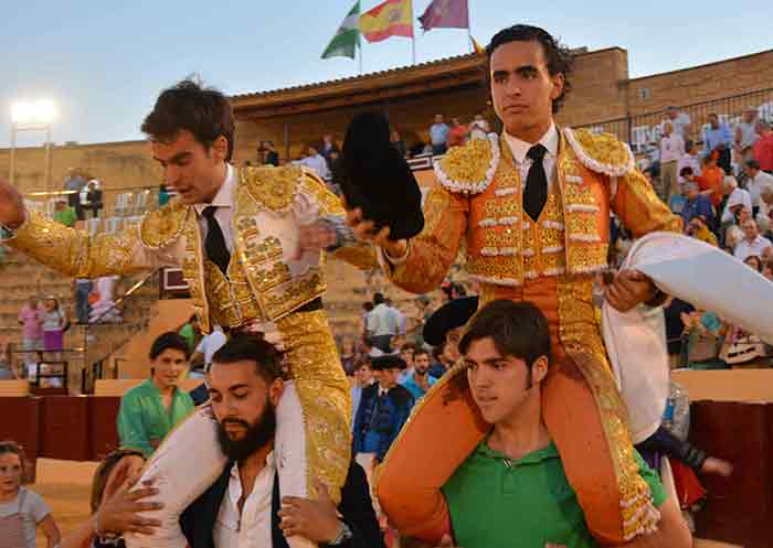 Lagartijo y Galdós, a hombros.