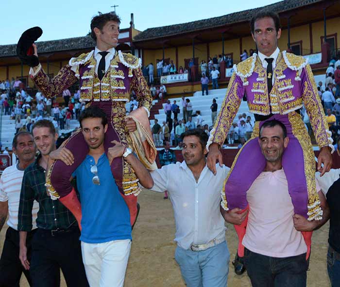 Manuel Escribano y Salvador Cortés, a hombros en Écija. (FOTO: Eduardo Porcuna)