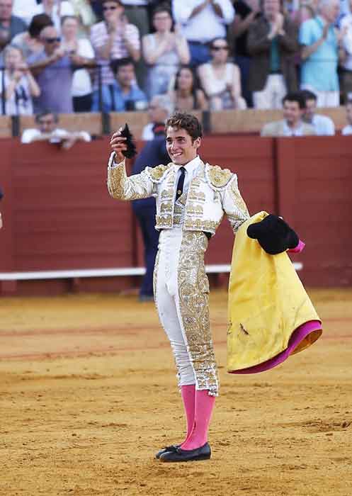 Posada de Maravillas, con la oreja del tercero. (FOTO: Arjona/lamaestranza.es)