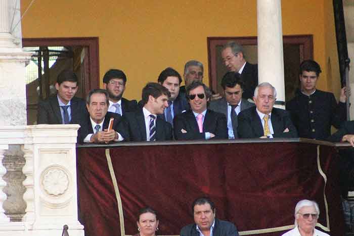 Escuela de Sevilla y Tertulia Universitaria, en el palco maestrante.