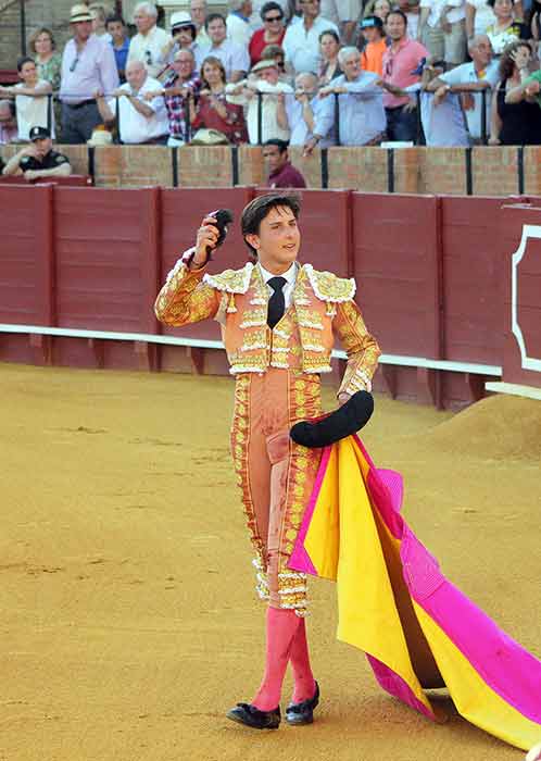 El peruano Roca Rey, con la primera de las dos orejas que ha conseguido hoy en la Maestranza. (FOTO: Javier Martínez)