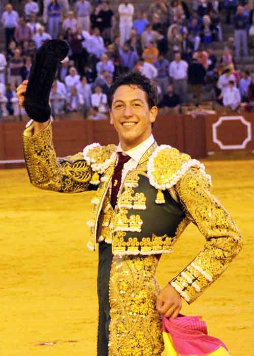 Miguel Ángel Silva, en la vuelta al ruedo tras cortarle la oreja al qunto. (FOTO: Javier Martínez)