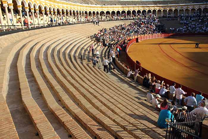 De nuevo mucho cemento a la vista en la plaza de Sevilla.