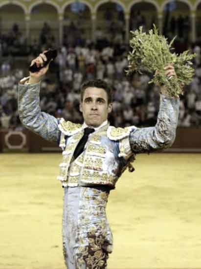 El sevillano David, Martín, con la única oreja concedida en la final de las novilladas de promoción. (FOTO: Arjona)