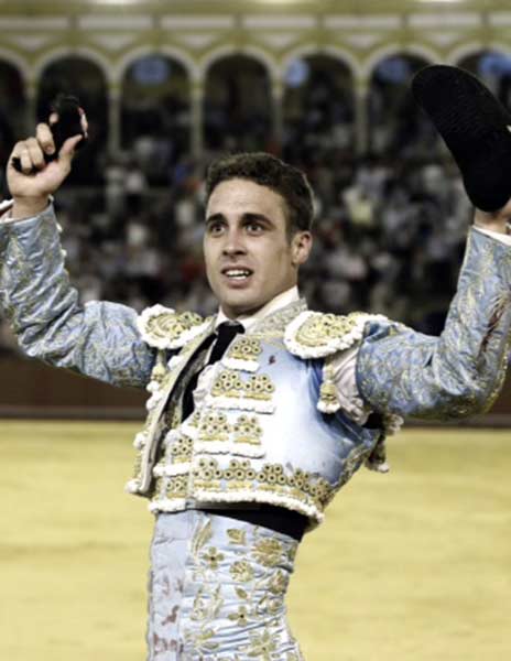 El sevillano David Martín, dos orejas hoy en la Maestranza. (FOTO: Arjona)