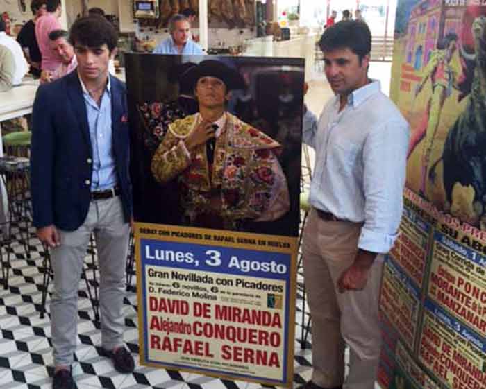 Rafa Serna, a la izquierda, junto al cartel de su debut con picadores den Huelva y su apoderado, Francisco Rivera Ordóñez. (FOTO: Manuel Vasco)